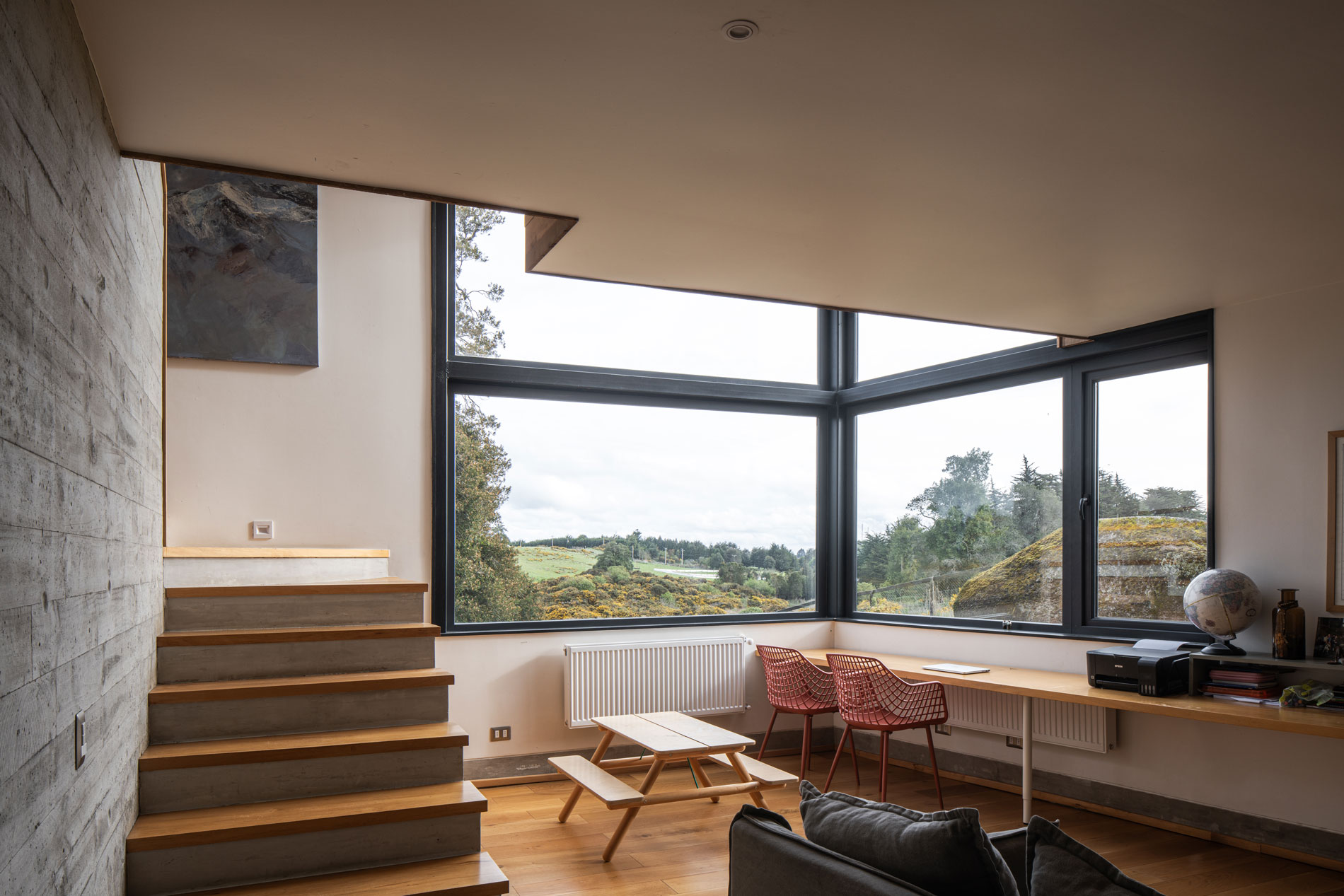 Sala de estar. Descanso y estudio familiar en el paisaje lluvioso del sur de Chile. Casa Carpintero. LAGAR arqtos.