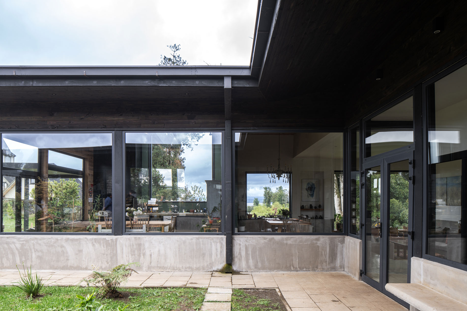 Patio exterior protegido, tipo solárium que aprovecha las vistas del paisaje a través de la casa. Casa Carpintero. LAGAR arqtos.